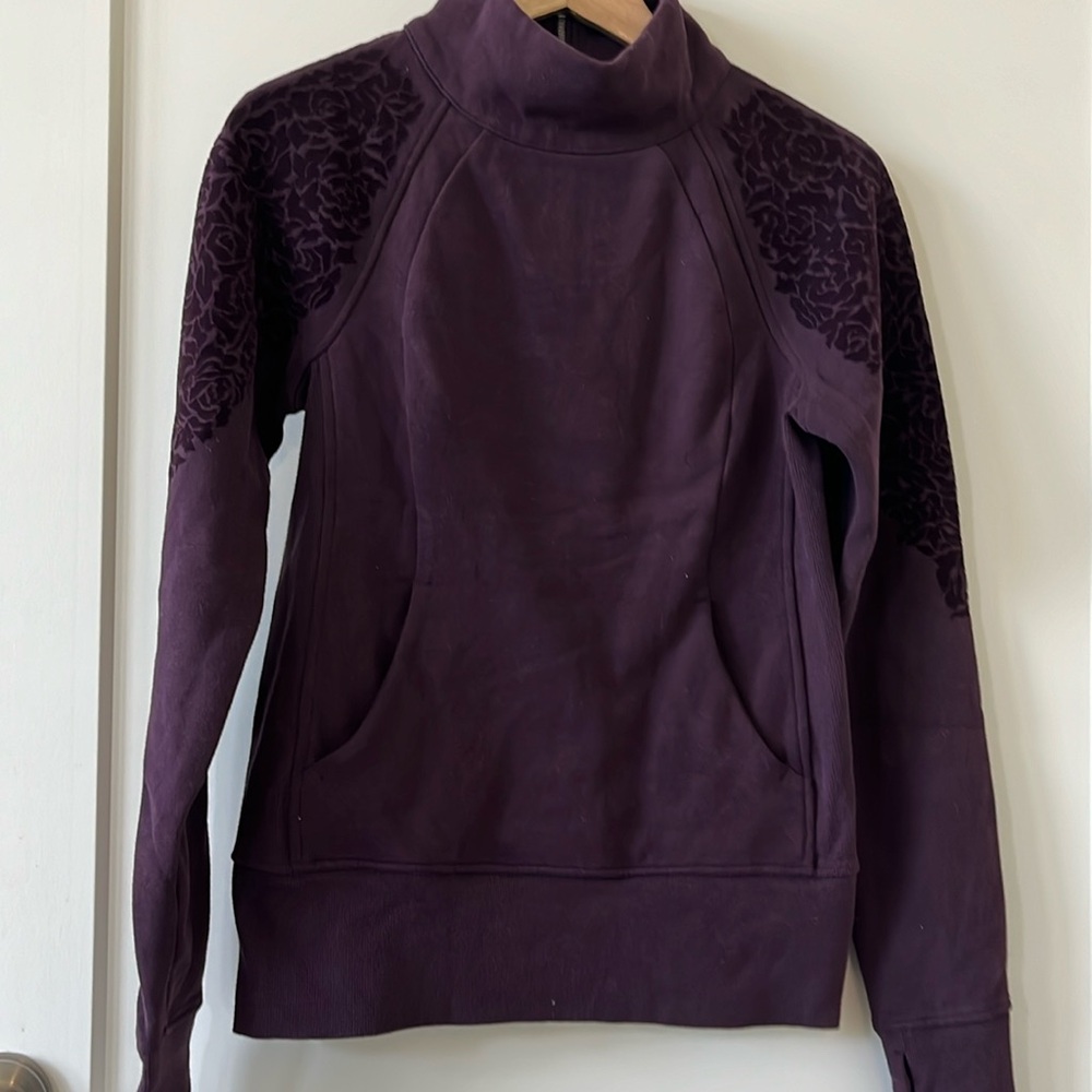 Lululemon sweatshirt with two front packets and zipper in the back